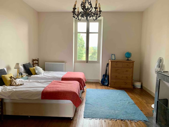 חדר שינה 5 הוא חדר שינה זוגי גדול עם ארון בגדים, שידת מגירות ומיטות דיוואן נוחות ומזרנים מג'ון לואיס.  הוא ליד חדר שינה 1, אז זה חדר ילדים מצוין עם הורים בחדר 1.