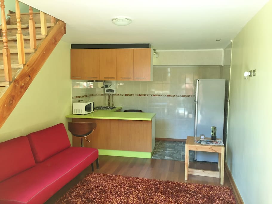 Estar, cocina equipada, refrigerador, sofá cama