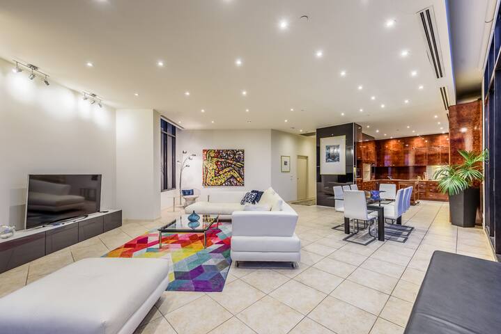 Exclusive Stays – Gallery Penthouse gallery image 4