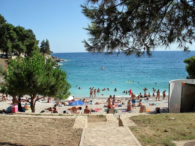 Luxury Balcony Apartment 3 mins to Beach + Parking