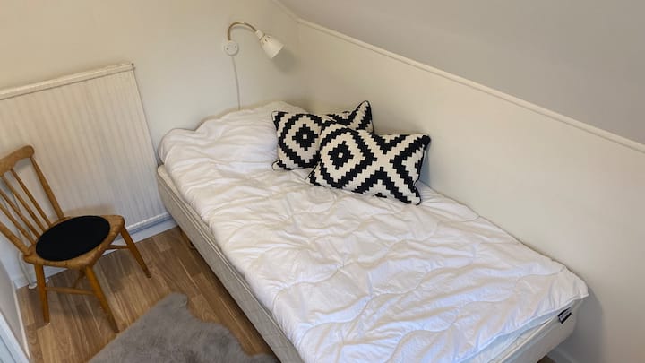 Საძინებელი 5, ერთი პატარა საძინებელი ზემოთ, საწოლი 105 სმ