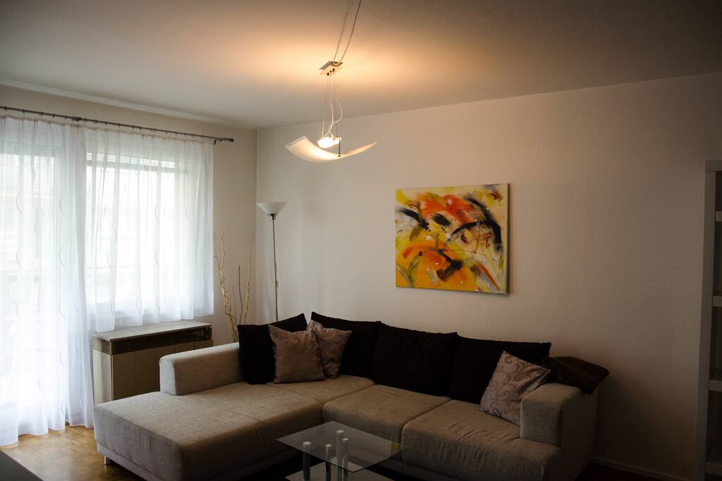 große gemütliche Fernsehecke,
Schlafsofa ausziehbar