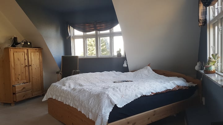 Jedna od 5 spavaćih soba na katu. Velika spavaća soba Veliki
bračni krevet, kao i prostor za madrac na podu ili vikend krevet