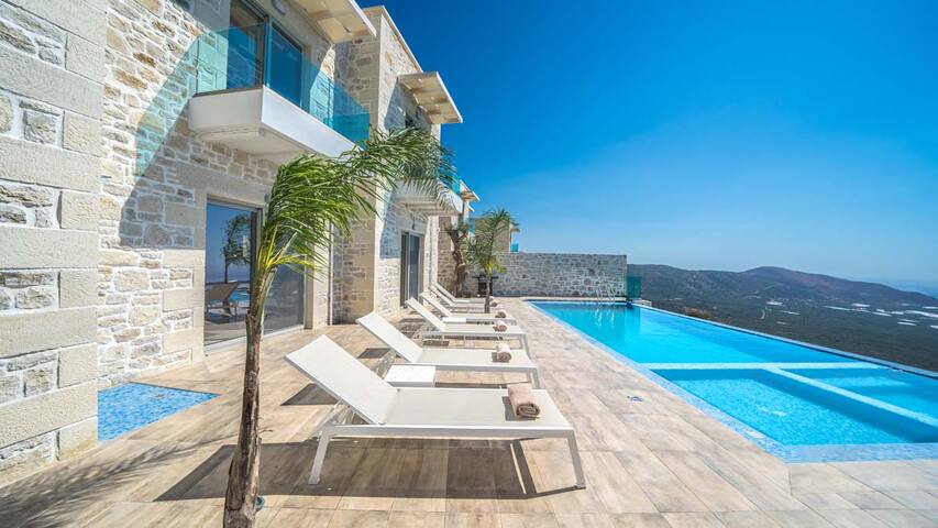 Luxury Villa with a Miraculous View gallery image 4