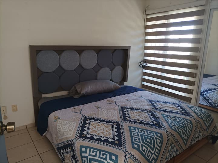 Спална соба 1 брачен кревет (широк 180-220 см) , плакари со огледала и клима уред