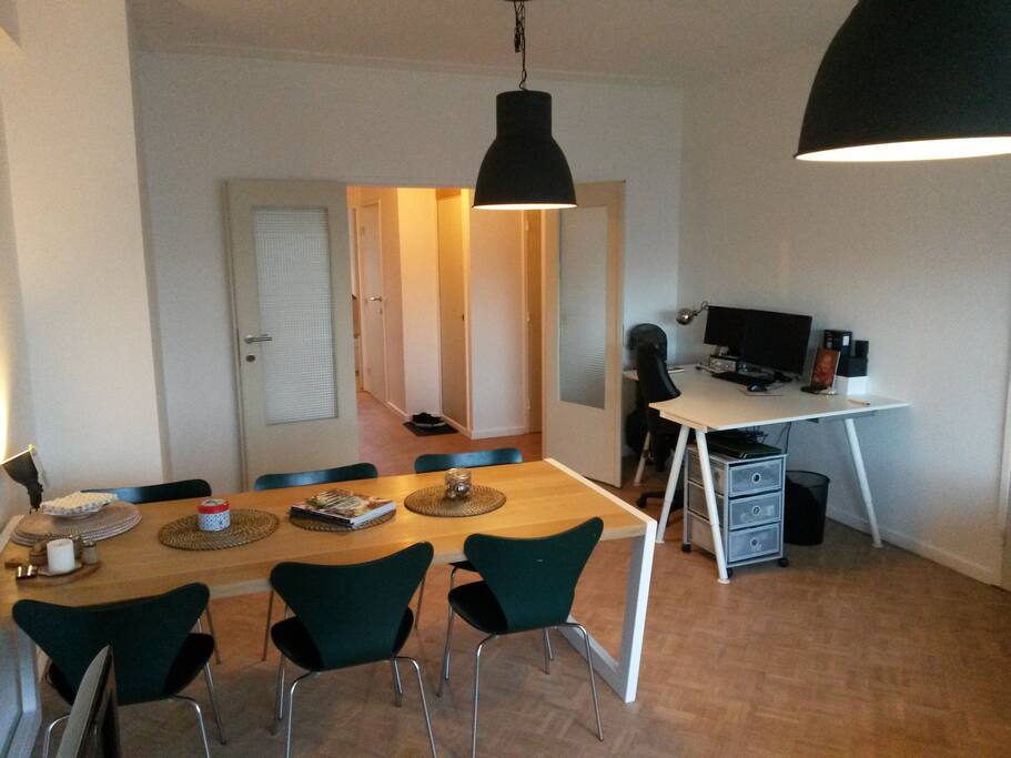 Ruime bureau ruimte om te werken.