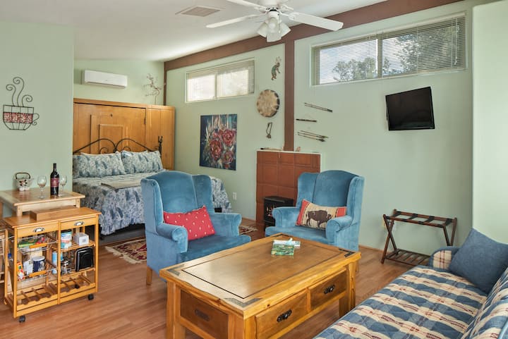 Karibu nyumbani! 
- Kitanda cha ukubwa wa King kilicho na godoro la hali ya juu
- Mgawanyiko mdogo wa udhibiti wa mbali wa AC
- TV na Netflix
- Viti vya kupumzika - sehemu ya
moto
iliyopambwa - kitanda cha sofa (kinaanguka)
- stendi ya mizigo -
Eneo la kiamsha kinywa na kila kitu cha kupikia milo ya msingi. 