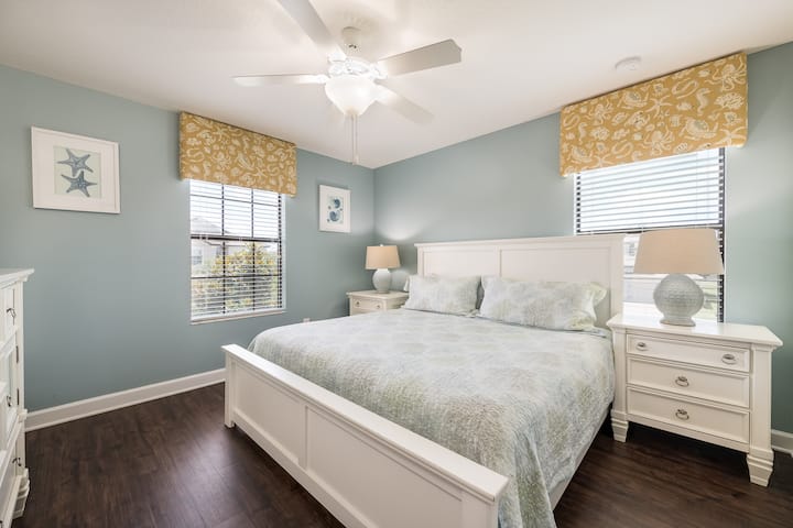 חדר שינה זוגי עם מיטת קינג סיי