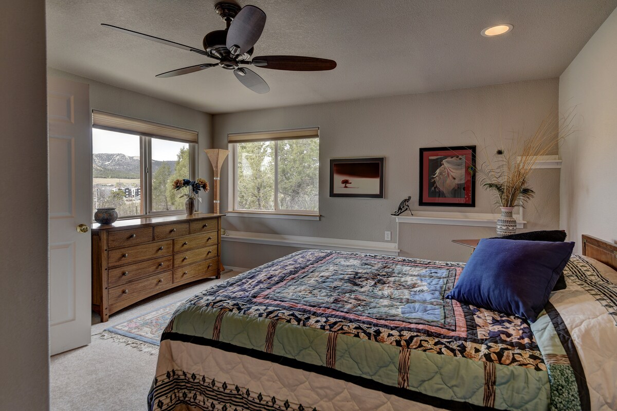 Трета спалня с полубаня в апартамент - обърнете внимание на вентилатора на тавана