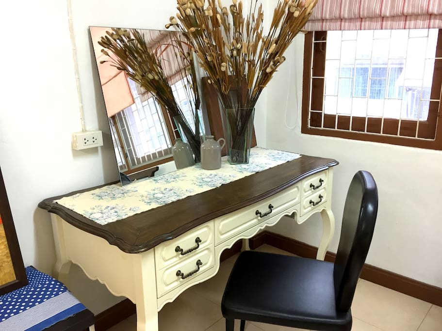 The beautiful vintage desk *.)