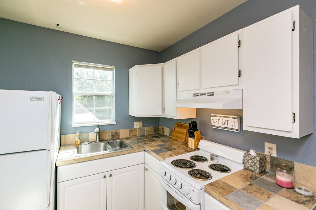 Nice kitchen area. We've equipped it with pots, pans, baking utils. The works!
