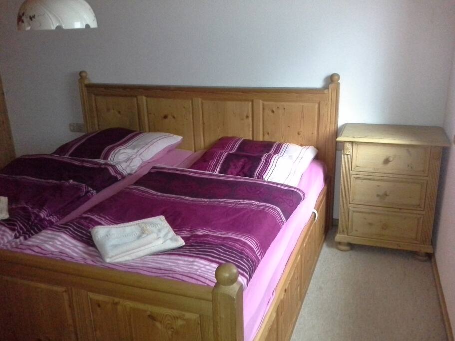Schlafzimmer 1