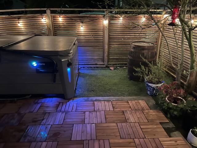 Blocks from Alki Beach (AC & Hot Tub) gallery image 4