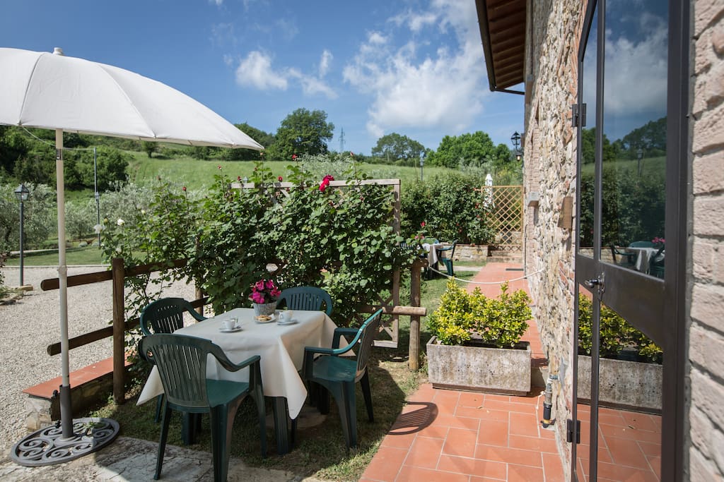 GIARDINO E INGRESSO APPARTAMENTO