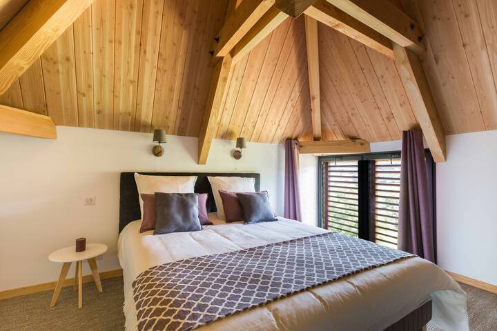 La chambre du pigeonnier avec son lit double (couchage 160)