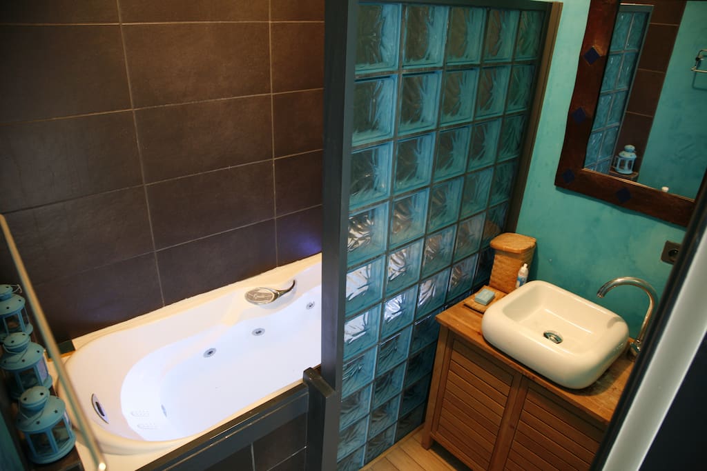Salle de bain avec baignoire balnéo et luminothérapie