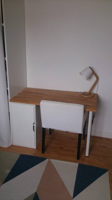 Coin bureau dans la chambre