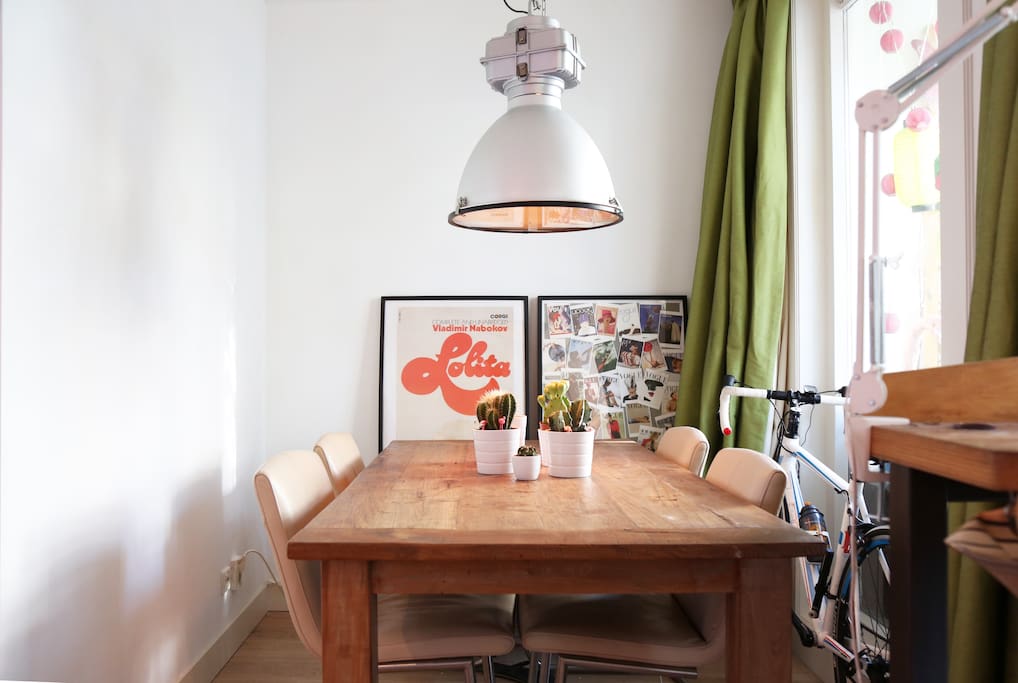 The lovely kitchen table, where you can have a good dinner on.