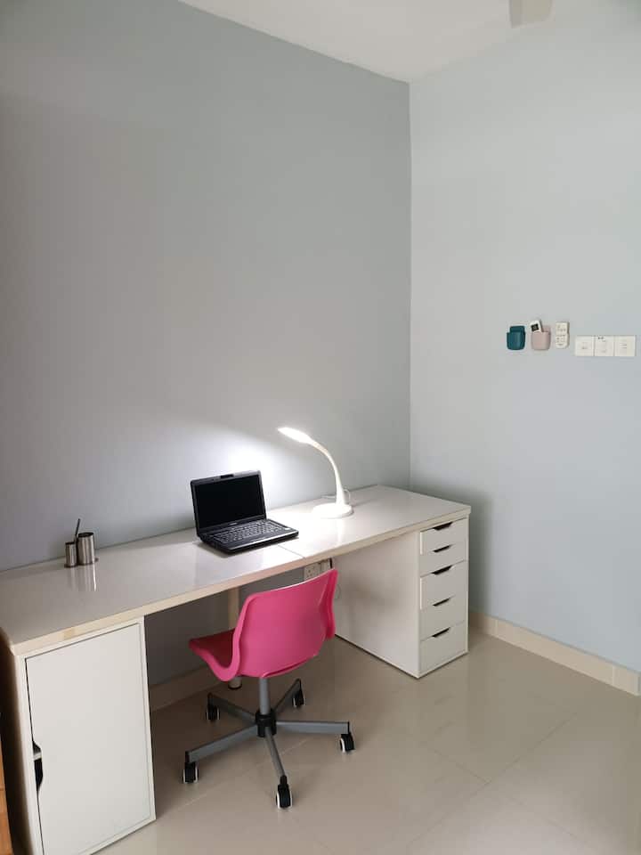 Სასწავლო მაგიდა და მაგიდის სანათი 书桌与枱灯