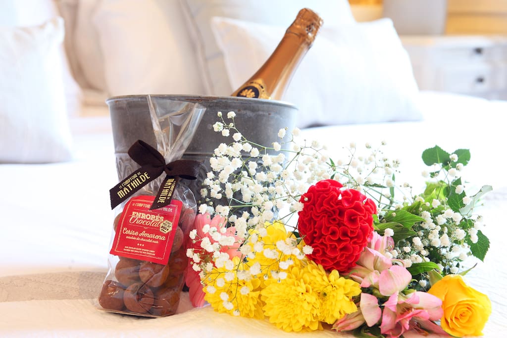 Special occasion hamper - Champagne, chocolates, flowers and personalised card