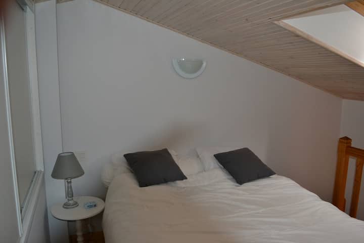 ห้องนอน 2 คนเตียงควีนไซส์ 1 หลัง