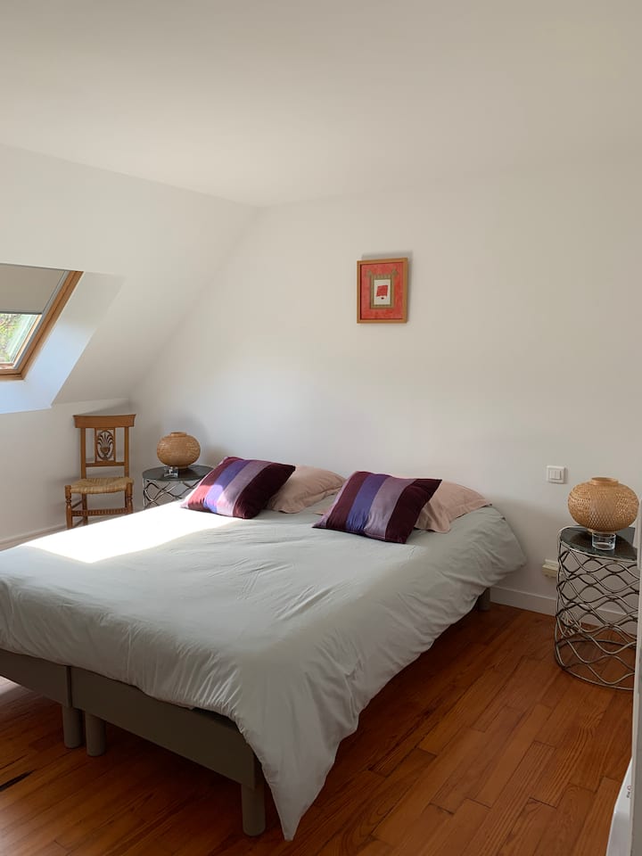 მე ‑ 2 საძინებელი ზემოთ, 160 სმ ‑ იანი საწოლით