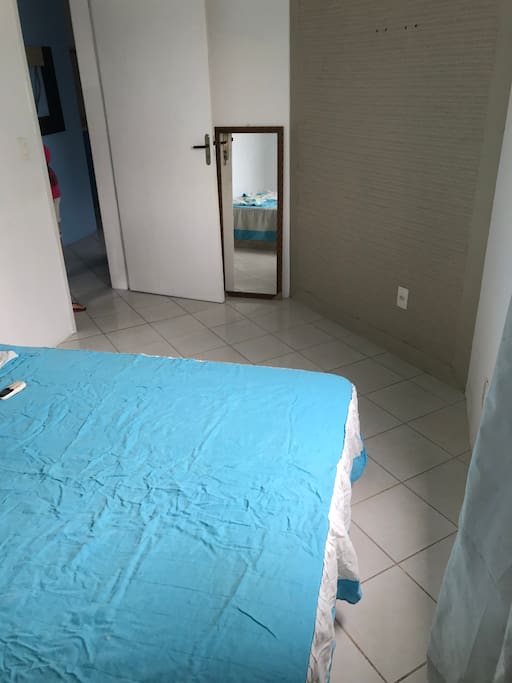 Quarto com cama Queen.