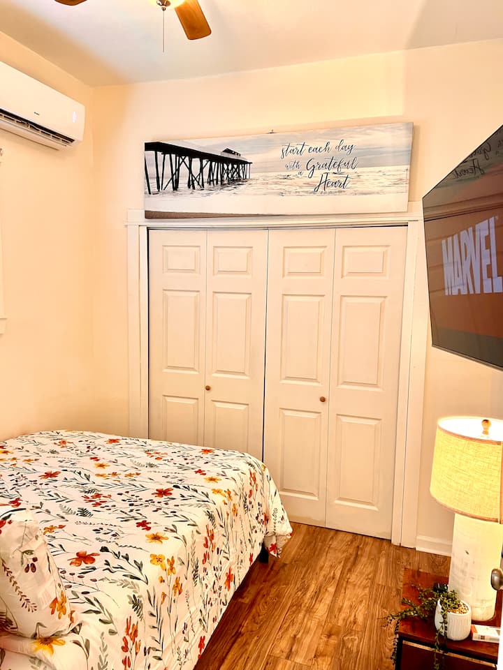 Ერთი საძინებელი, Queen-ის საწოლითა და სათავსოებით.  Პლუს 58-დუიმიანი სმარტ-ტელევიზორი Netflix-ით.