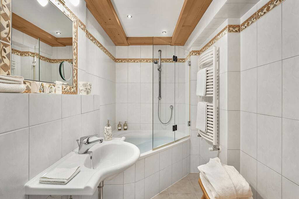 Badezimmer mit Eckbadwanne