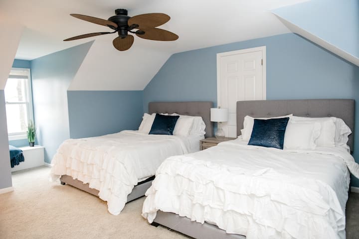 Втора спалня на горния етаж с две кралици. 