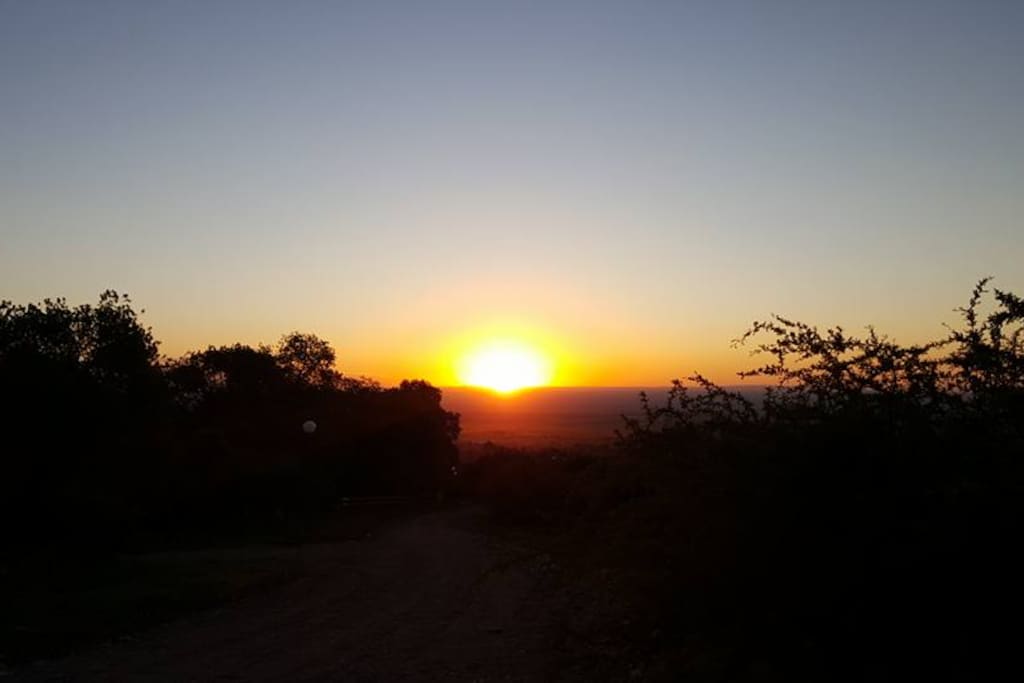 Los atardeceres en Alma Tierra, son únicos y cada cabaña cuenta con una vista diferente.