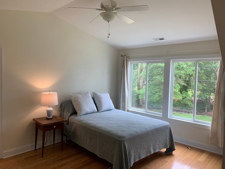 Chumba kikuu cha kulala katika ghorofa ya juu yenye mwonekano wa maji