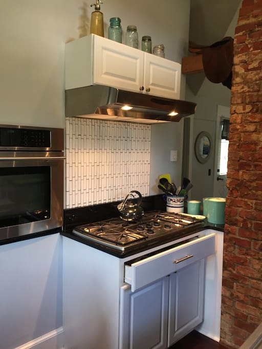 5 burner gas cooktop and full-sized oven.