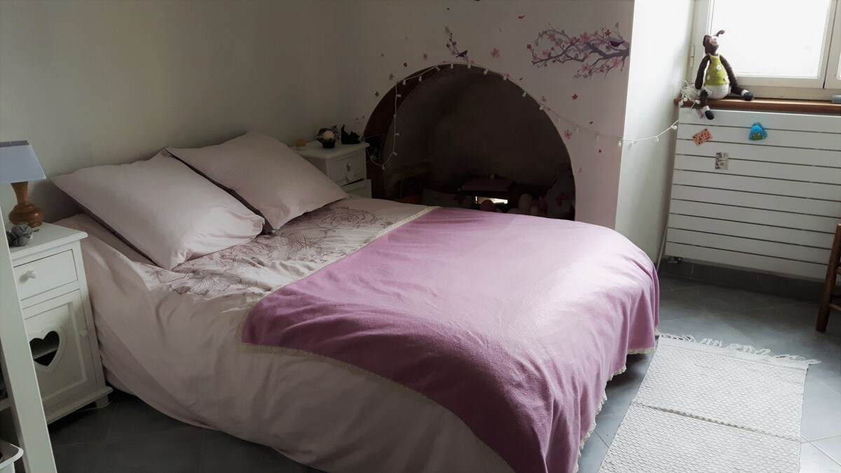 chambre avec salle d eau attenante.Vue sur la vallée.