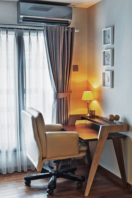 Working corner: comfy & luxurious chair, nice desk and great lighting