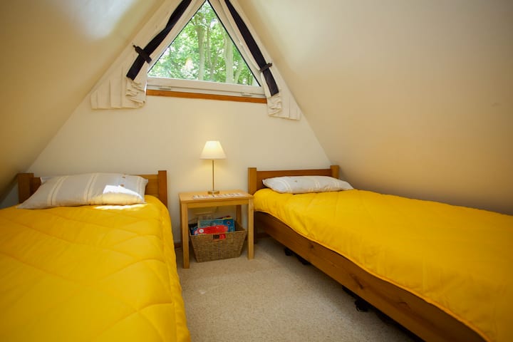 Twin bedroom upstairs