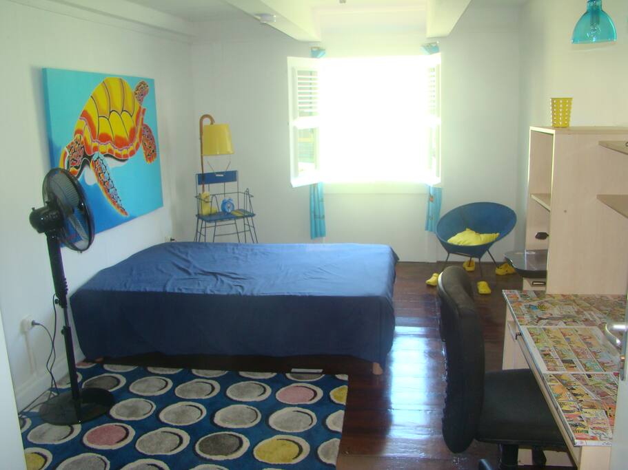 Chambre bleue avec salle de bain commune à 2 chambres.