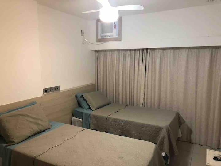 Vitanda vya sanduku vyenye wasaidizi , kiyoyozi na feni ya dari 