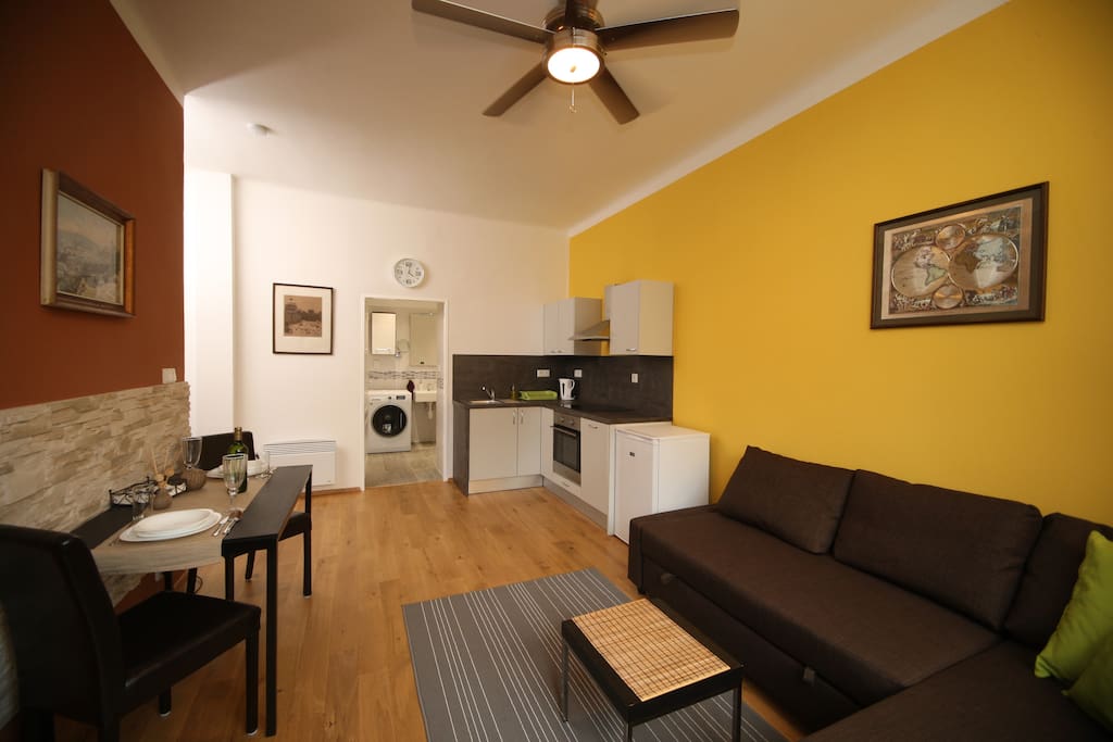 Livingroom with kitchen.
