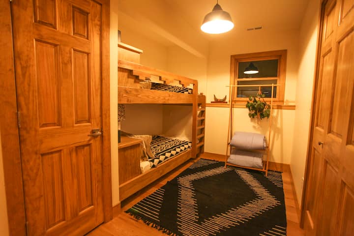 Двуетажна стая с две единични легла на долния етаж за препълнени траверси! ЗАБЕЛЕЖКА: в тази стая няма врата - тя се отваря към всекидневната на долния етаж.