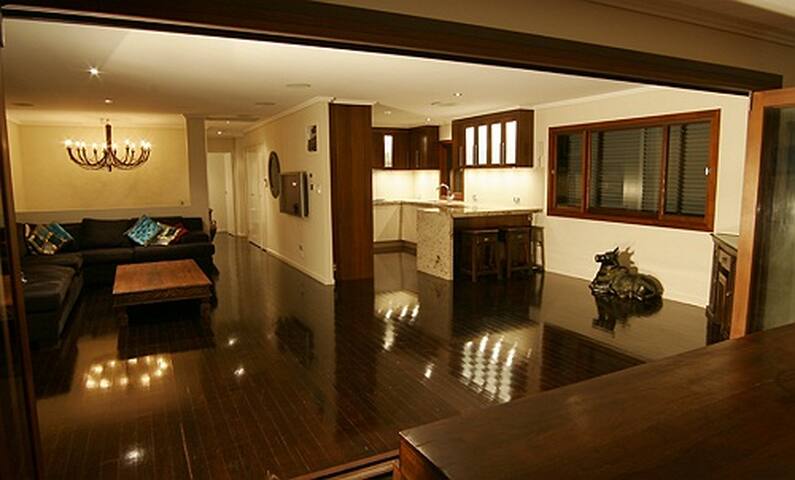 Luxury Beach Front Accom. Byron Bay gallery image 5