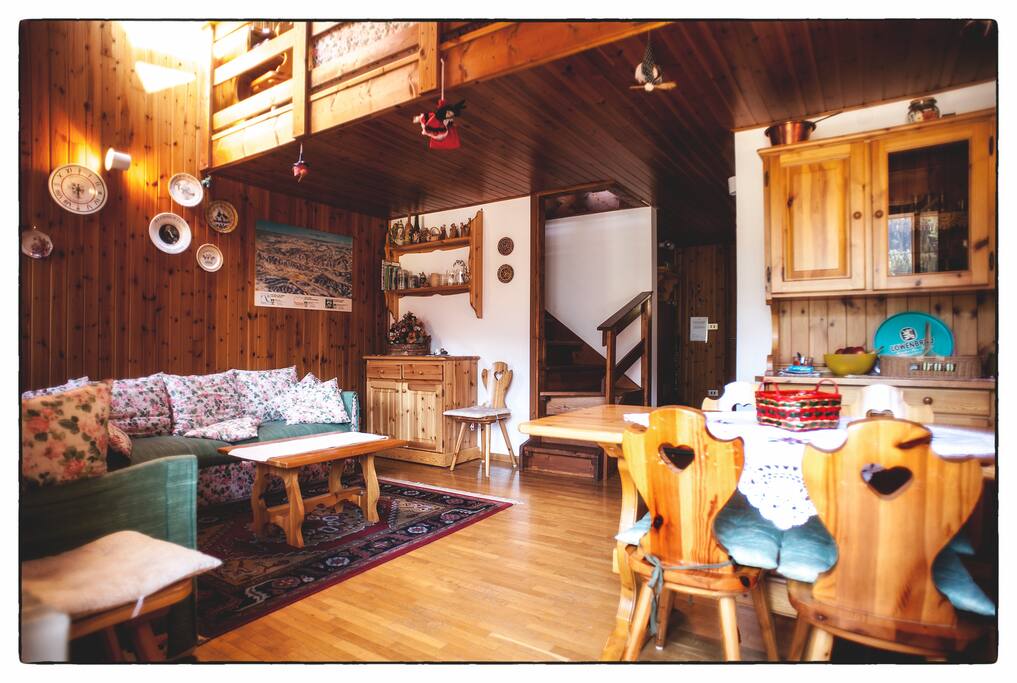 Sala da pranzo con tavolo allungabile, salotto con un divano e un divano letto matrimoniale