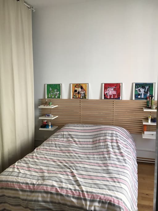Chambre disponible pour les voyageurs.