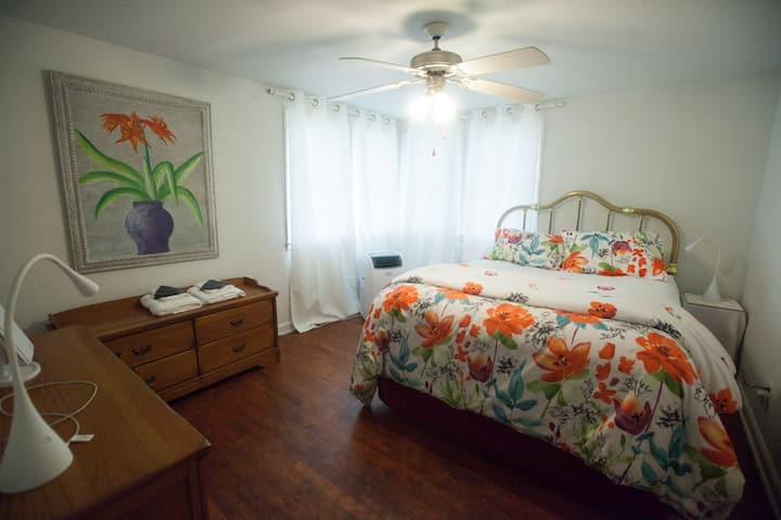 ห้องนอนใหญ่พร้อมเตียงควีนไซส์และเครื่องปรับอากาศ/เครื่องทำความร้อน