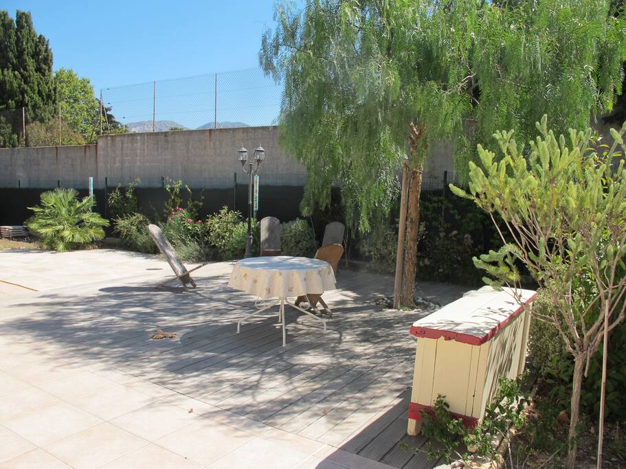 Grand jardin avec terrasse en bois