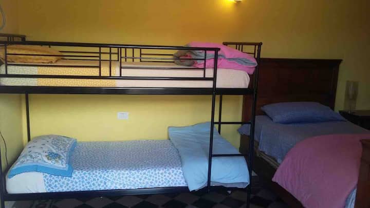 ชั้นบน: ห้องนอนเตียงเดี่ยว 3 หลัง 