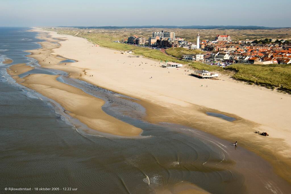 Egmond aan Zee gezien vanuit de lucht