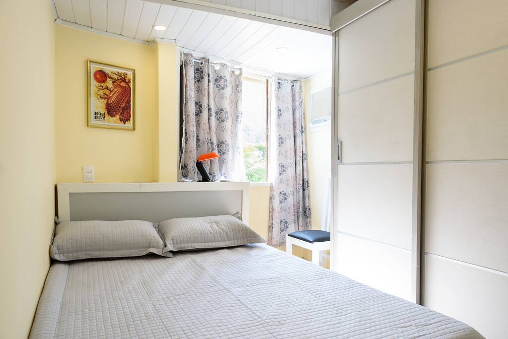 Quarto com armário grande