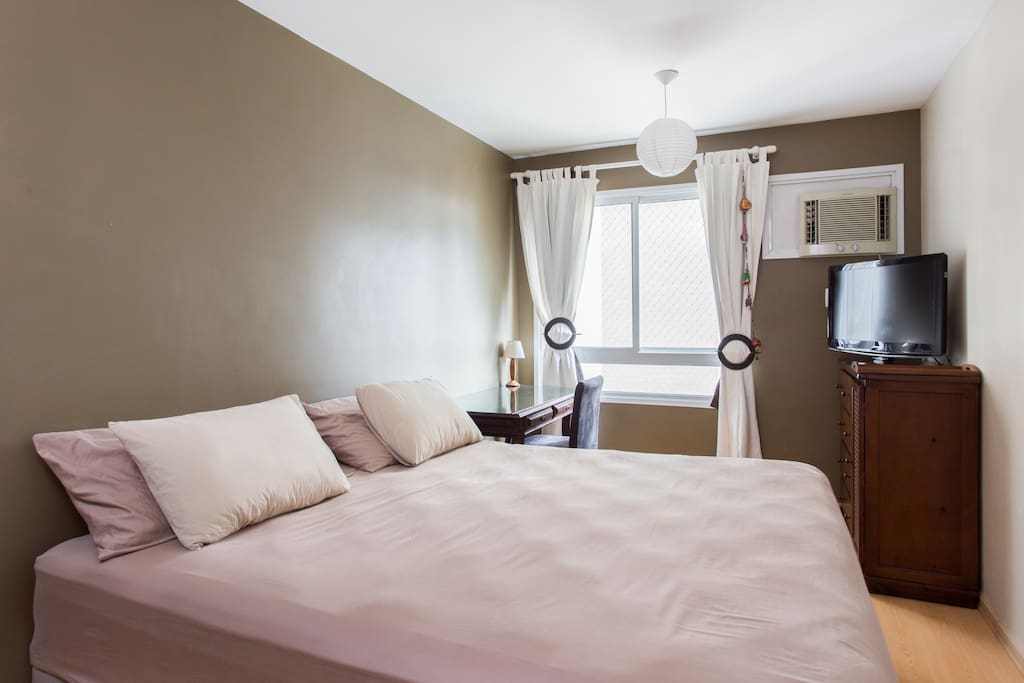 Suíte confortável. Cama king Size, colchão de molas ensacadas com viscoselástico. Escrivaninha, Ar-condicionado, TV.