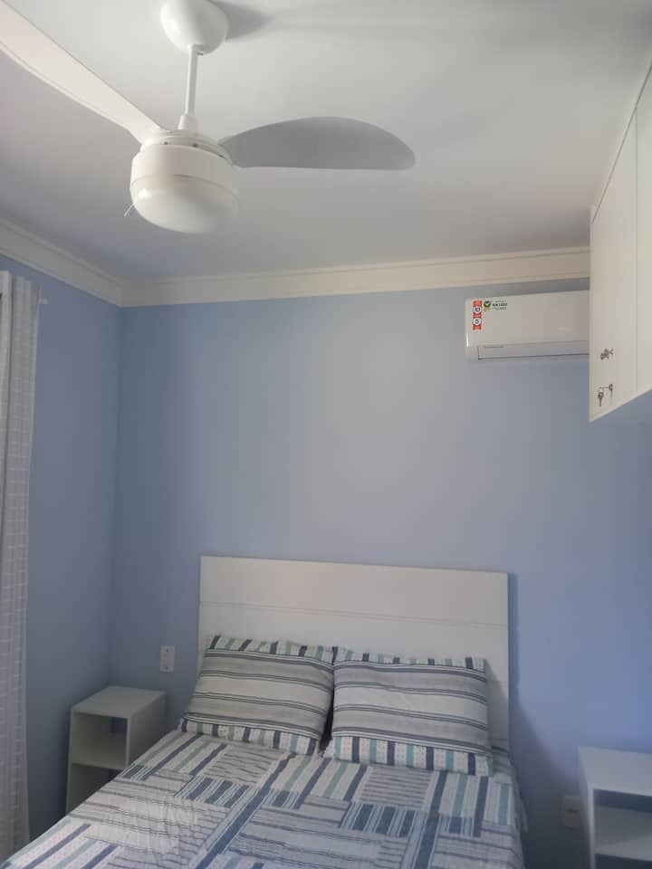 ห้องพักชั้นล่างพร้อมเครื่องปรับอากาศและเครื่องปรับอากาศและพัดลมเพดาน